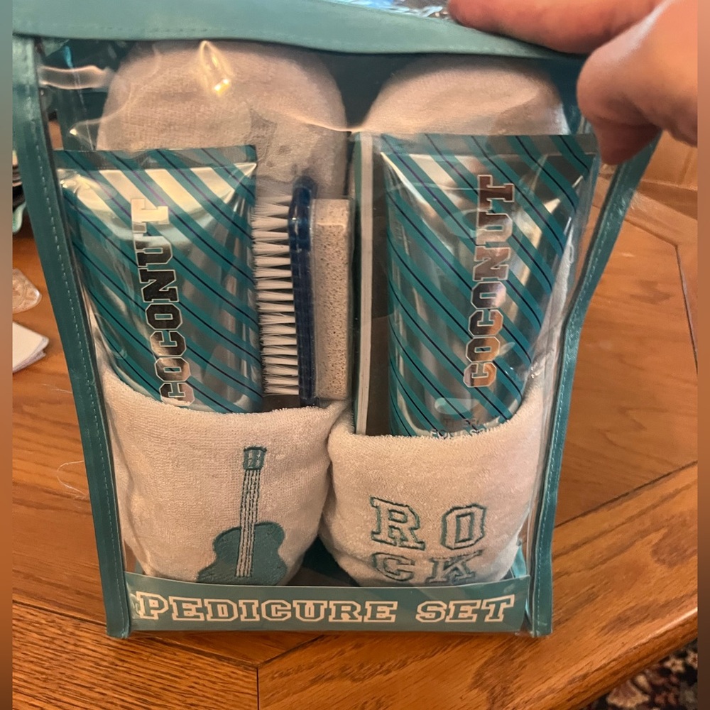 New in zippered gift bag -pedicure set